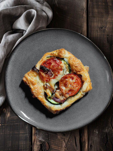 Blätterteigtartes mit Balsamico-Zwiebeln, Zucchini und Tomaten