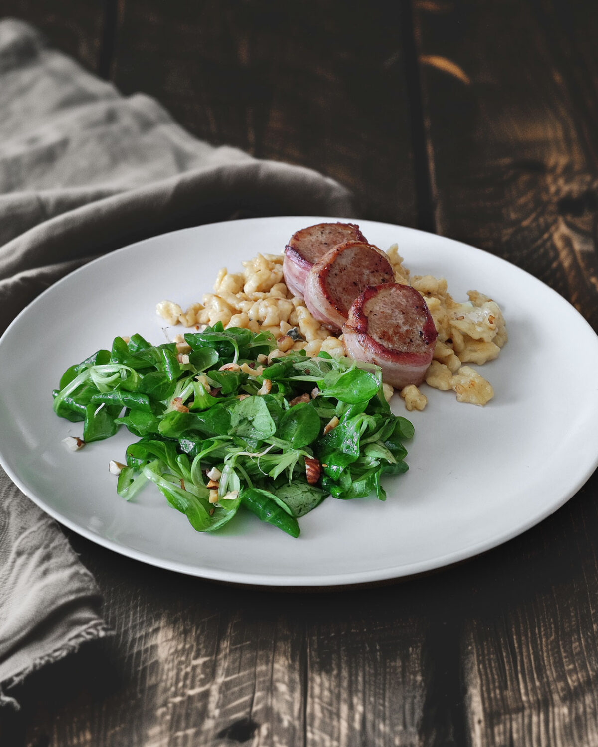 Schweinefilet auf Gorgonzola-Spätzle mit Feldsalat