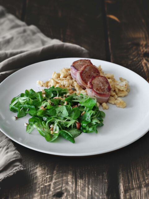 Schweinefilet auf Gorgonzola-Spätzle mit Feldsalat