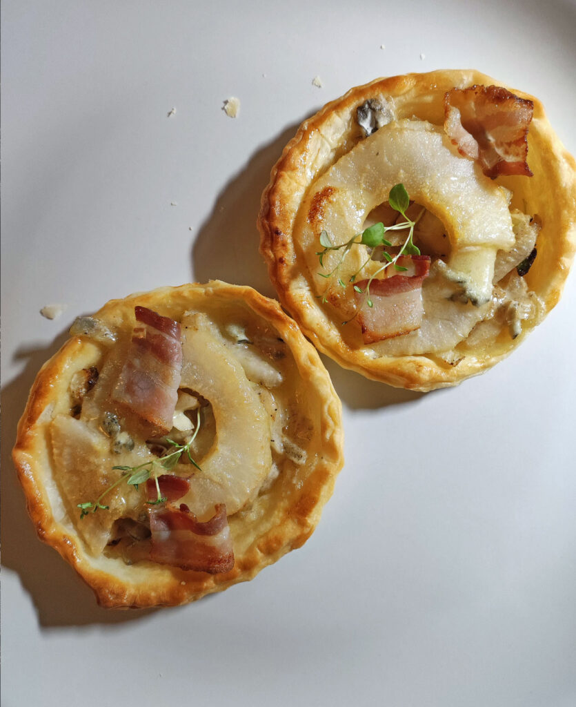 Blätterteigtartes mit Fenchel, Birne, Gorgonzola, und Bacon