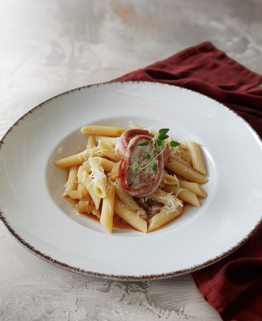 Penne in Fenchel-Sugo mit Schweinemedaillons im Baconmantel