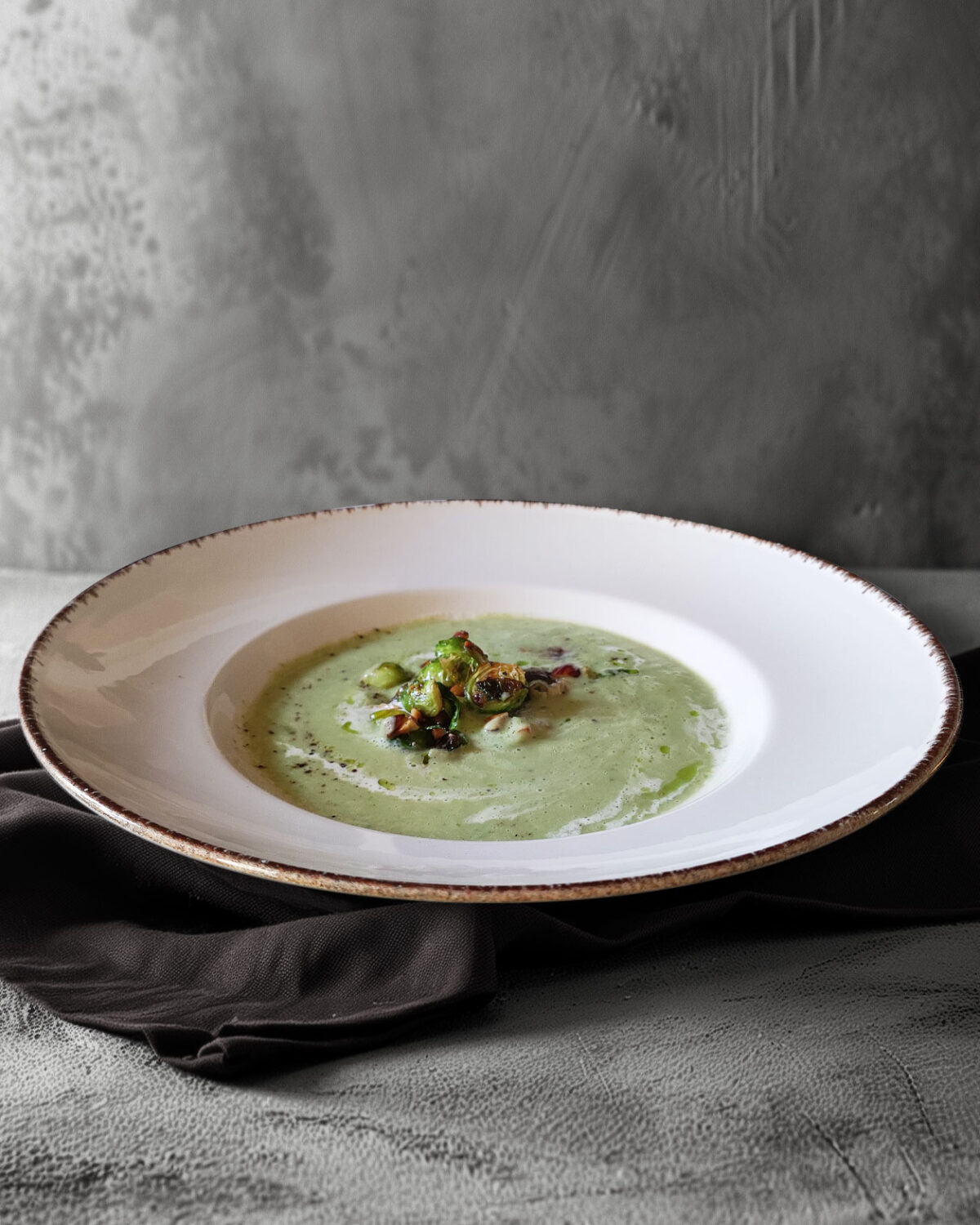 Rosenkohlsuppe mit gebratenem Rosenkohl, Haselnüssen und Petersilienöl