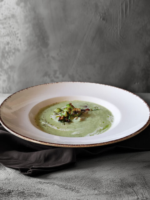 Rosenkohlsuppe mit gebratenem Rosenkohl, Haselnüssen und Petersilienöl