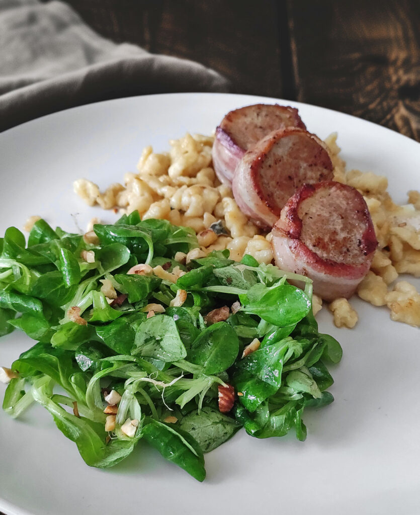 Schweinefilet auf Gorgonzola-Spätzle mit Feldsalat