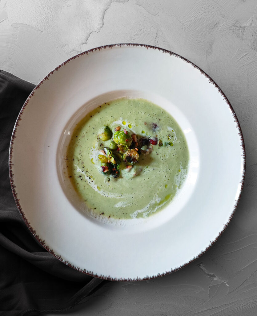 Rosenkohlsuppe mit gebratenem Rosenkohl, Haselnüssen und Petersilienöl