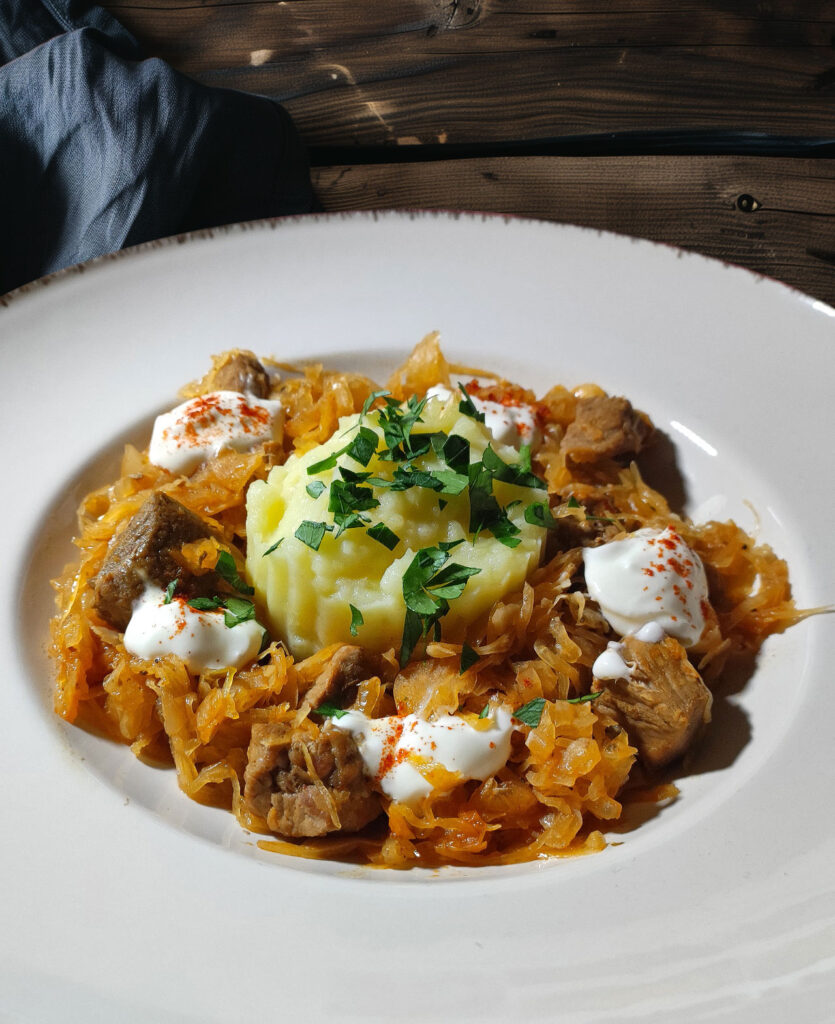 Szegediner Gulasch mit Kartoffelpüree