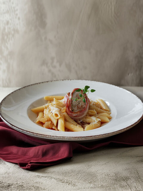 Penne in Fenchel-Sugo mit Schweinemedaillons im Baconmantel