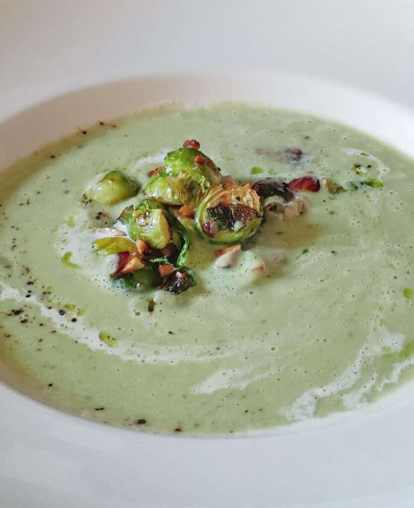 Rosenkohlsuppe mit gebratenem Rosenkohl, Haselnüssen und Petersilienöl