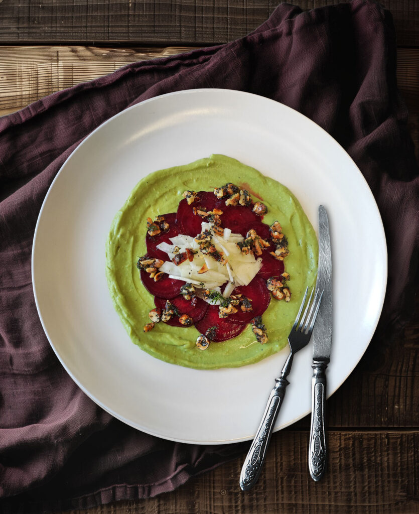 Rote Bete Carpaccio mit Fenchelsalat und Nusstopping auf Avocadocreme