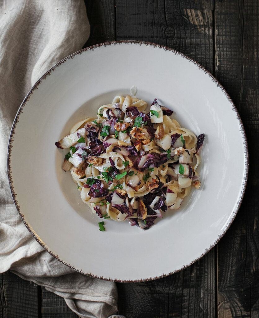 Tagliatelle mit Radicchio, Walnüssen und Gorgonzolasauce