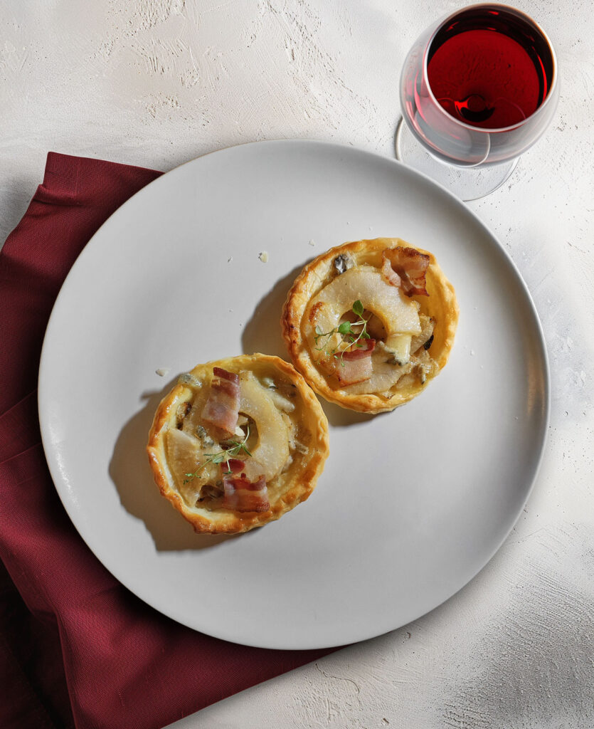 Bätterteigtartes mit Fenchel, Birne, Gorgonzola und Bacon