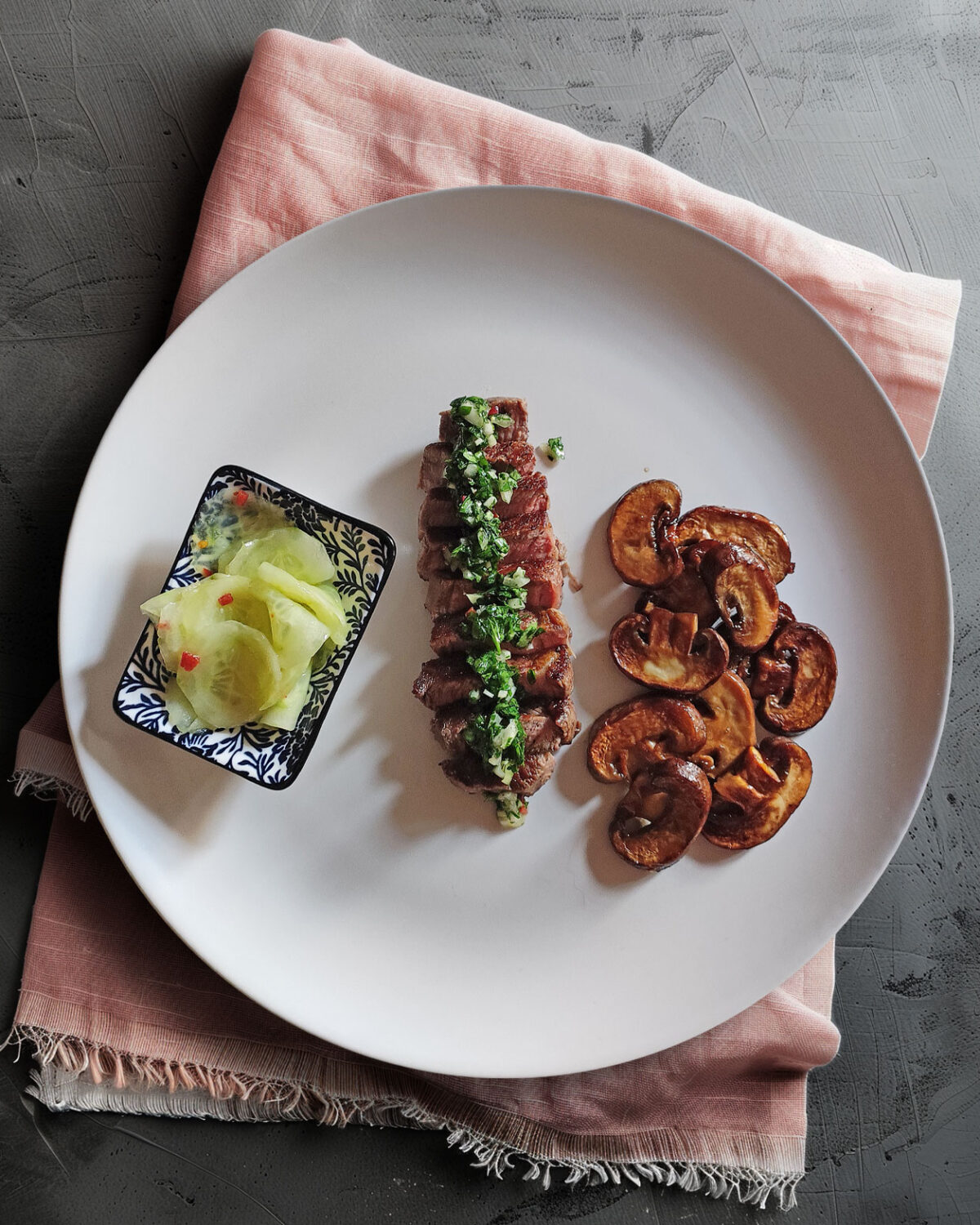 Rib Eye Steak mit Chimichurri, marinierten Champignons und Gurkensalat