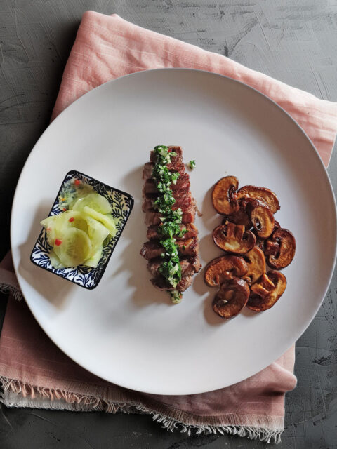 Rib Eye Steak mit Chimichurri, marinierten Champignons und Gurkensalat