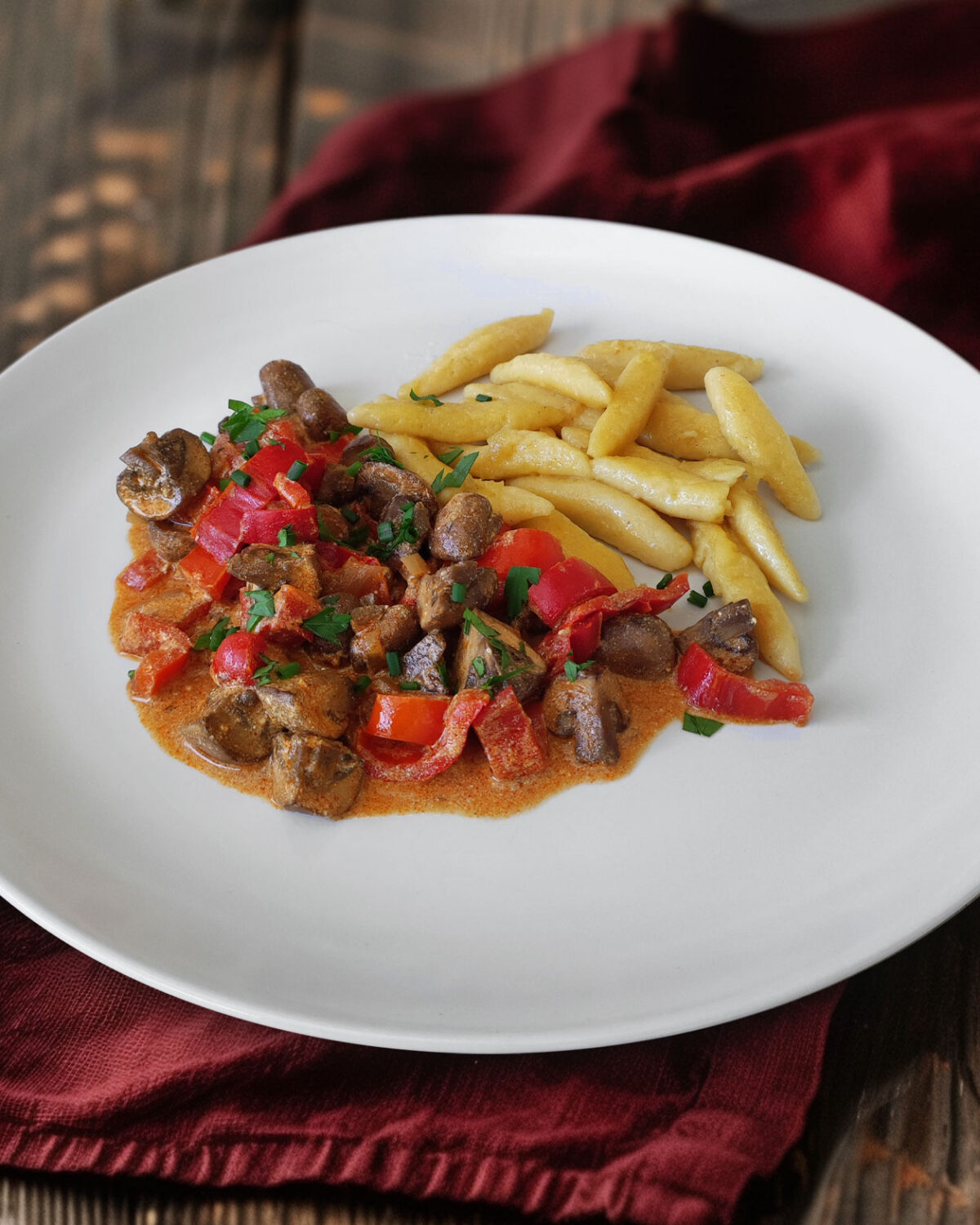 Pilz-Paprika-Gulasch mit Schupfnudeln