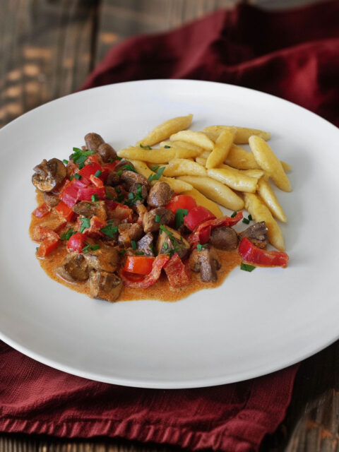Pilz-Paprika-Gulasch mit Schupfnudeln