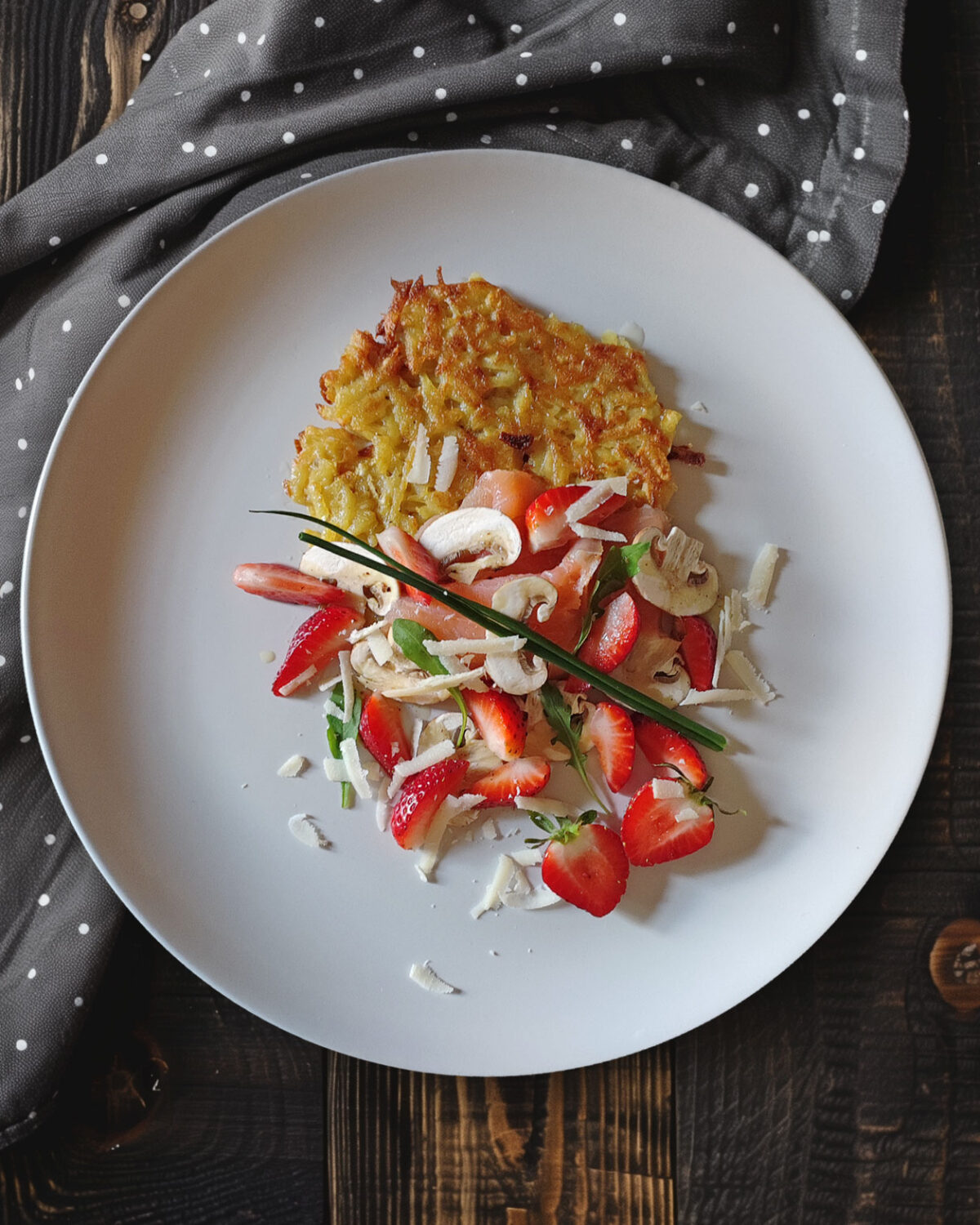 Rösti mit Räucherlachs, Champignons, Erdbeeren und Parmesan