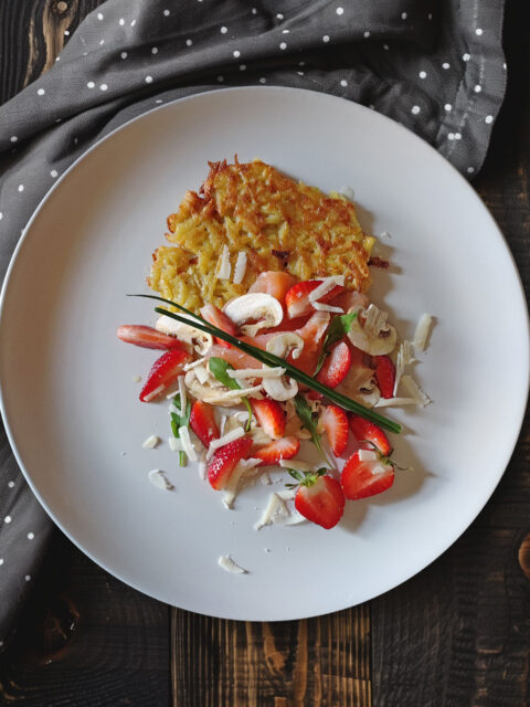 Rösti mit Räucherlachs, Champignons, Erdbeeren und Parmesan