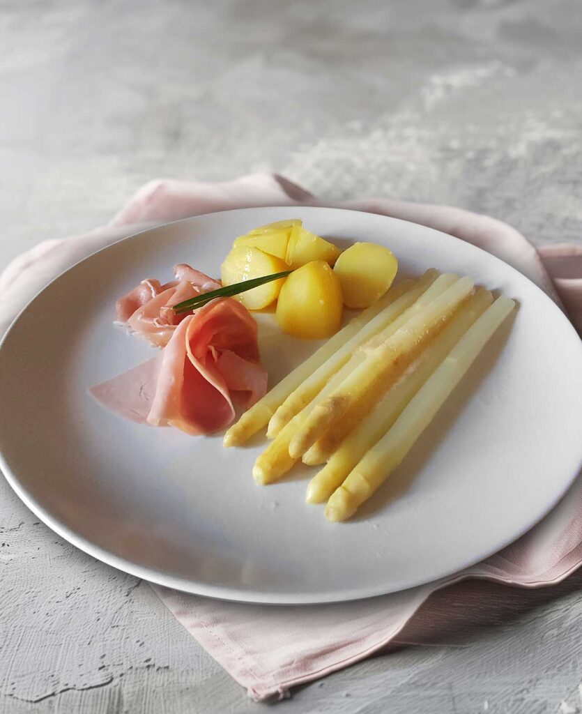 Weißer Spargel mit Salzkartoffeln und Schinken