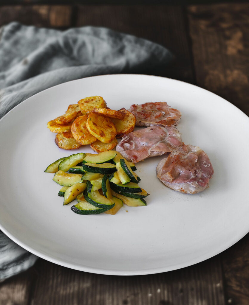 Schweinefilet Saltimbocca Art mit Zucchini und Ofenkartoffeln