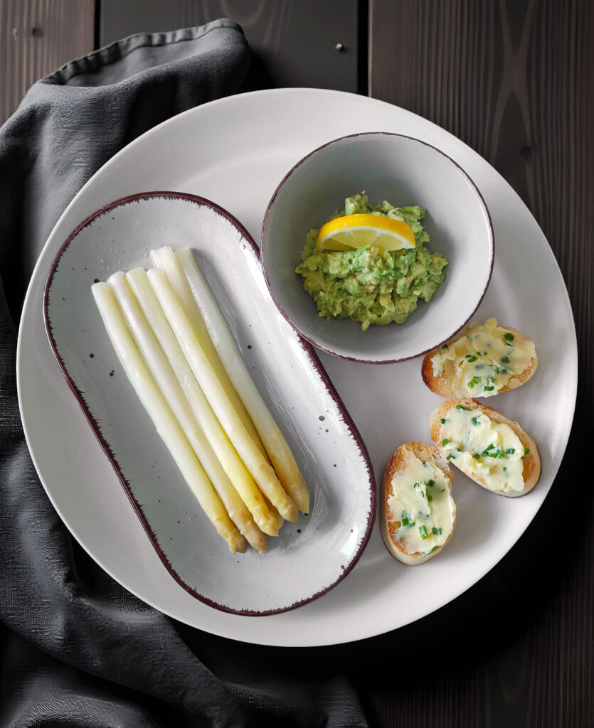 Spargel mit Zitronen-Vinaigrette und Avocado-Dip