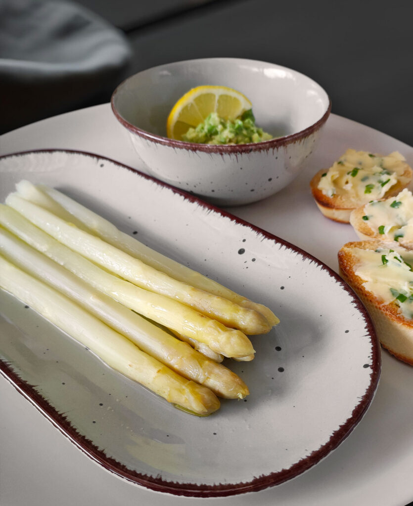 Spargel mit Zitronen-Vinaigrette und Avocado-Dip