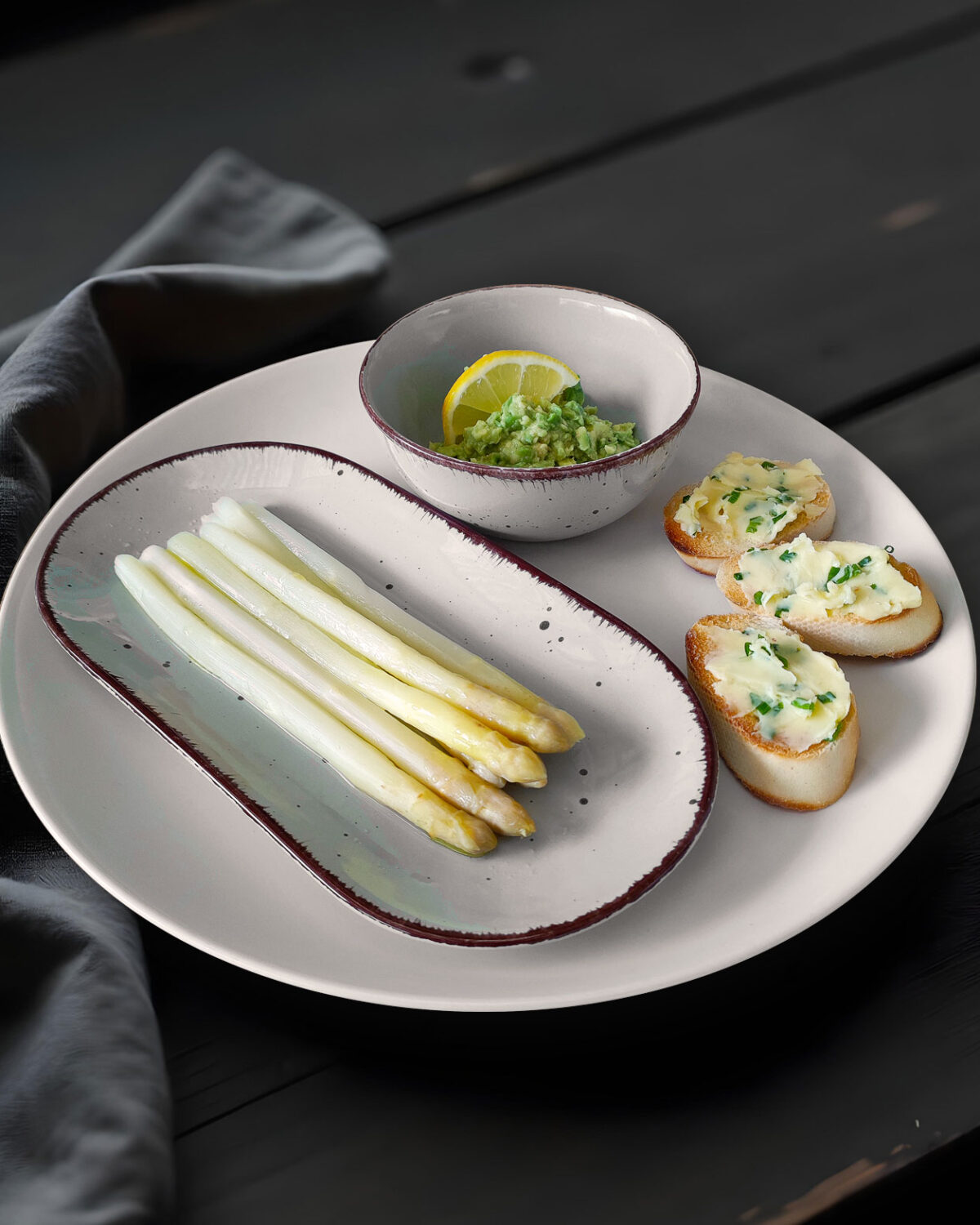 Spargel mit Zitronen-Vinaigrette und Avocado-Dip