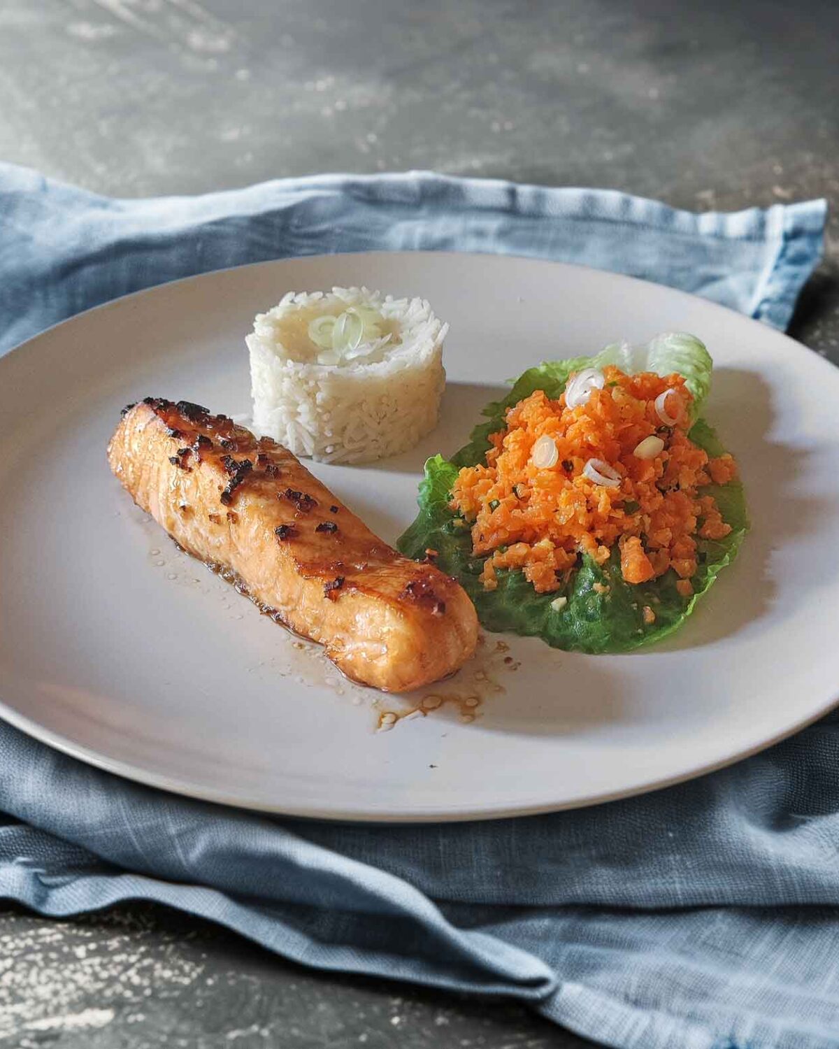 Marinierter Lachs mit Reis und Karottensalat