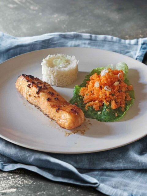 Marinierter Lachs mit Reis und Karottensalat