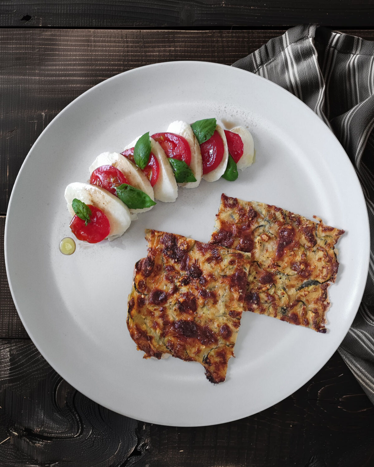 Scarpaccia mit Caprese