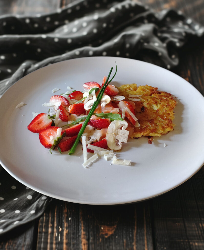 Rösti mit Räucherlachs, Champignons, Erdbeeren und Parmesan