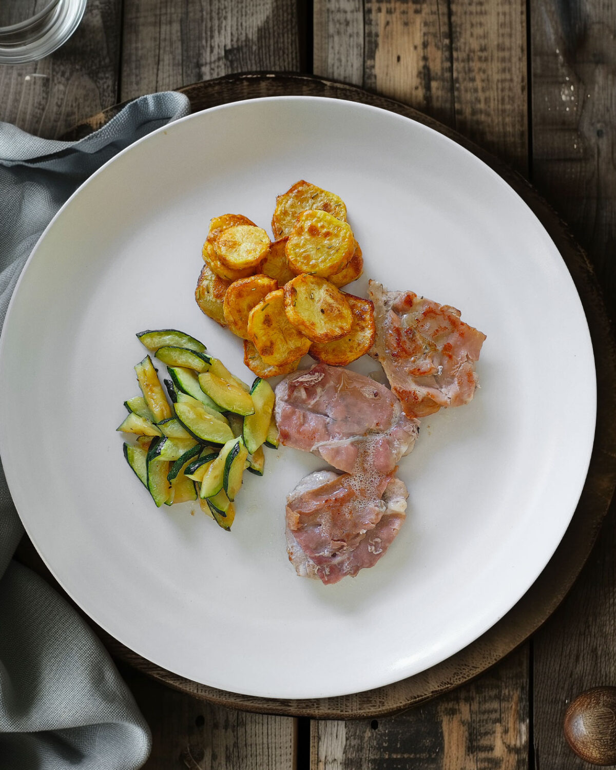 Schweinefilet Saltimbocca Art mit Zucchini und Ofenkartoffeln