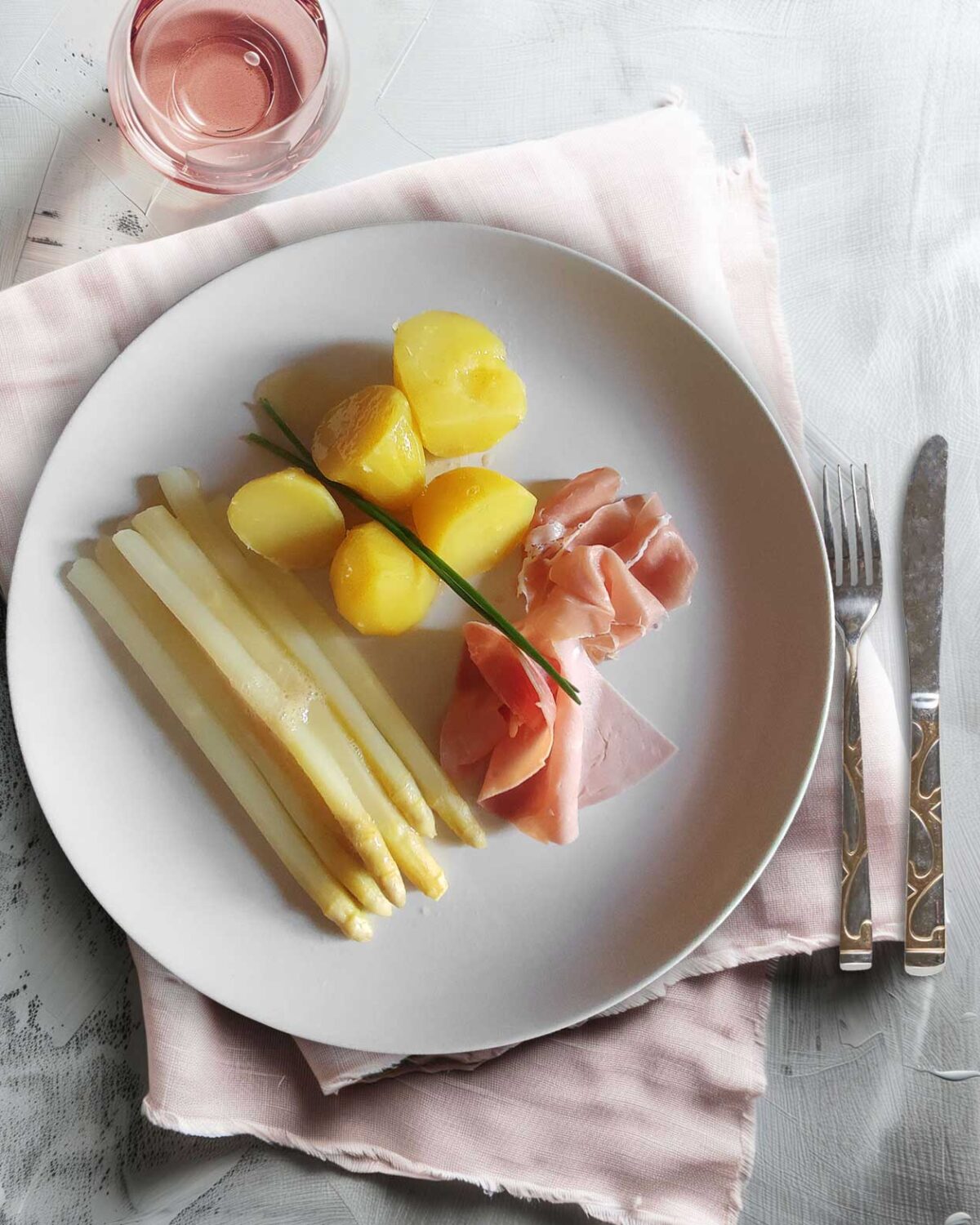 Weißer Spargel mit Salzkartoffeln und Schinken