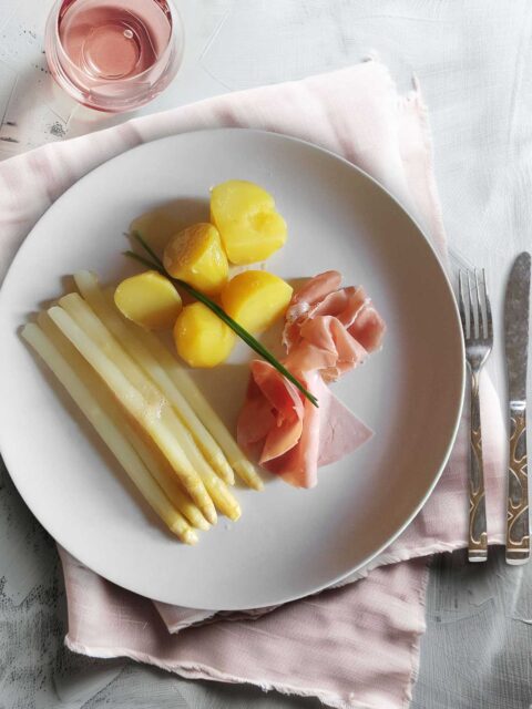 Weißer Spargel mit Salzkartoffeln und Schinken