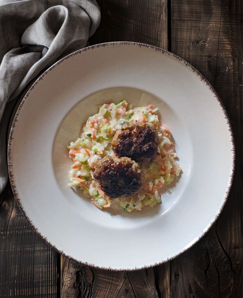 Frikadellen auf Coleslaw
