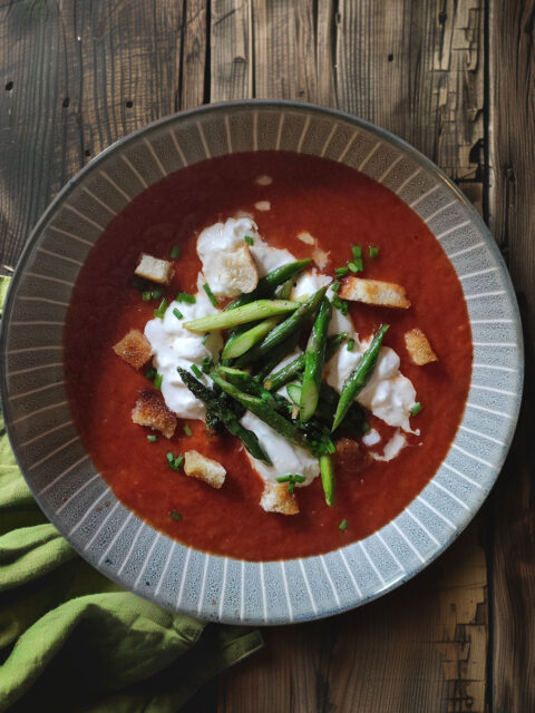 Tomatensuppe mit Burrata und gebratenem grünen Spargel