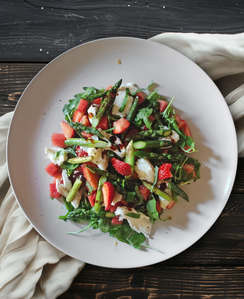 Rucola mit Erdbeeren, Melone, Mozzarella und gebratenem grünen Spargel